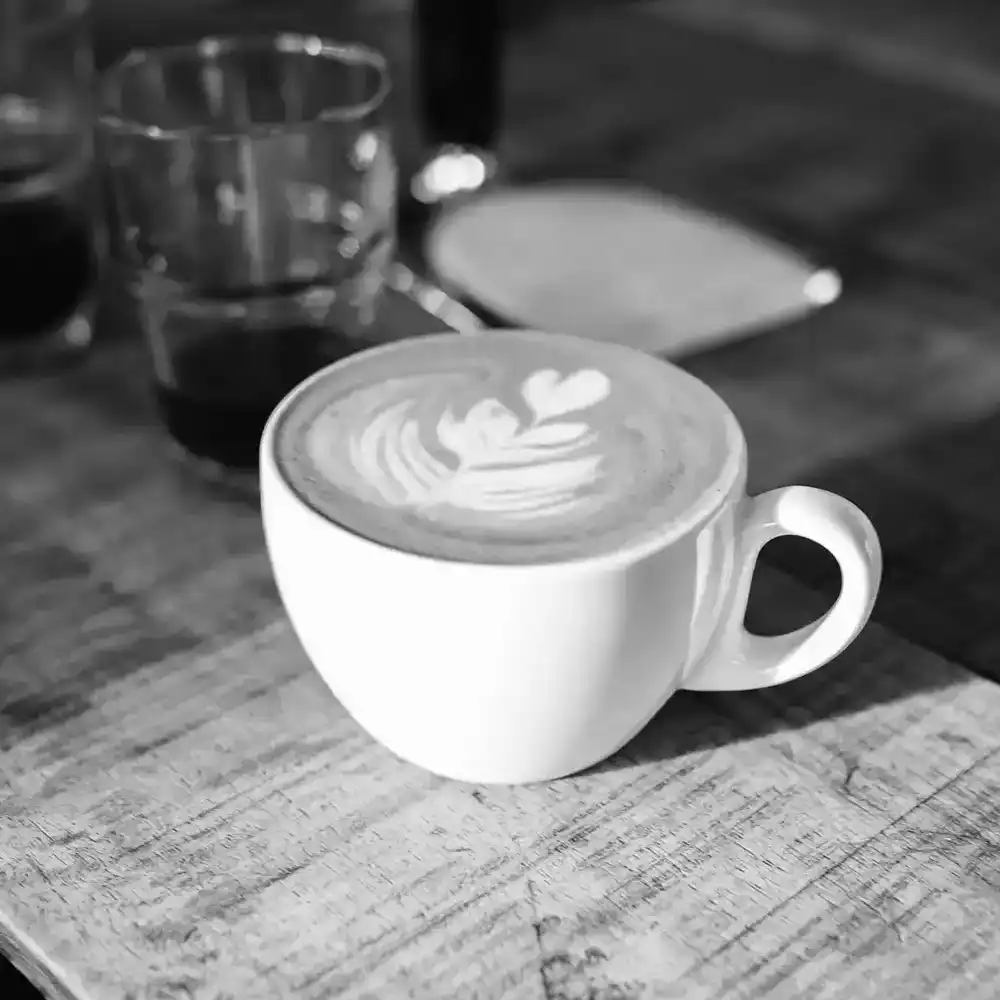 Kaffe & Tee – closeup-shot-of-a-cup-of-hot-cappuccino-with-heart